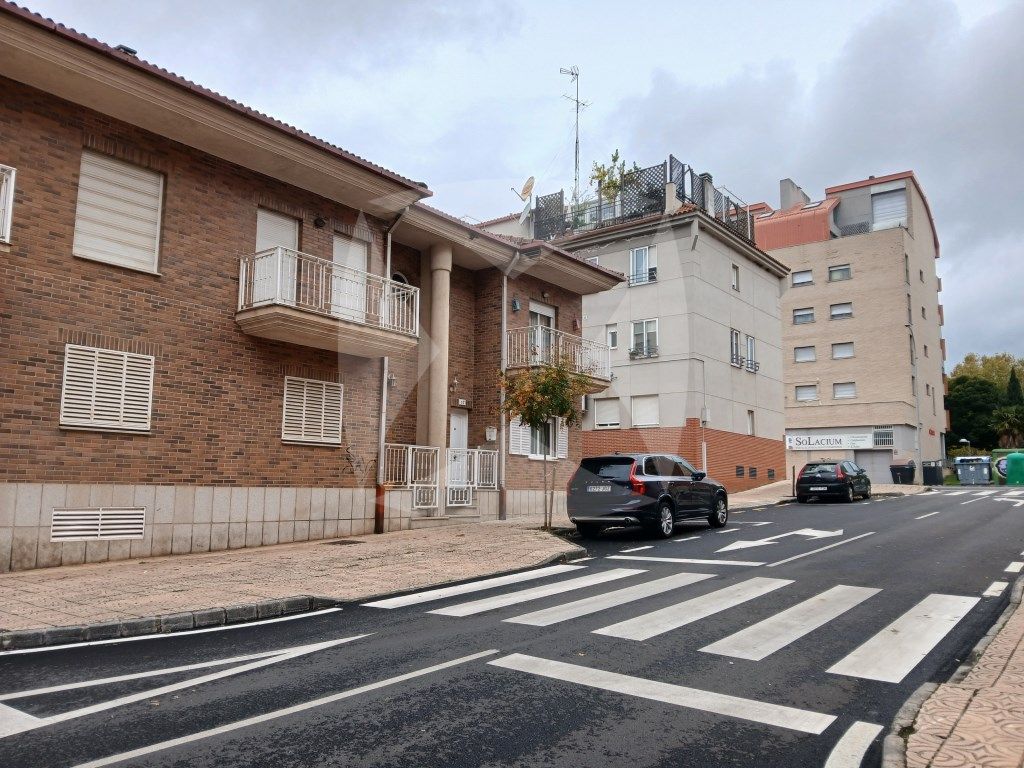 Vista exterior de Casa adosada en venda en Cáceres Capital amb Aire condicionat i Terrassa