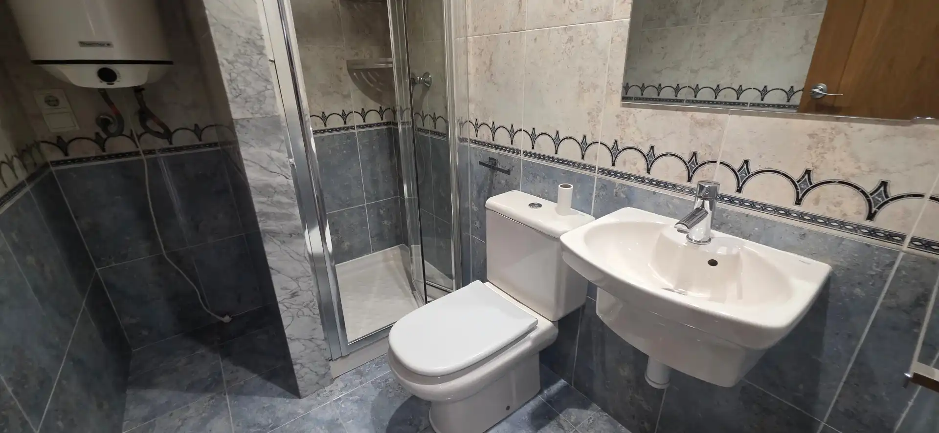 Badezimmer von Wohnung zur Miete in Mislata mit Klimaanlage, Abstellraum und Ofen