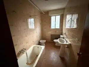 Badezimmer von Wohnung zum Verkauf in Pradoluengo