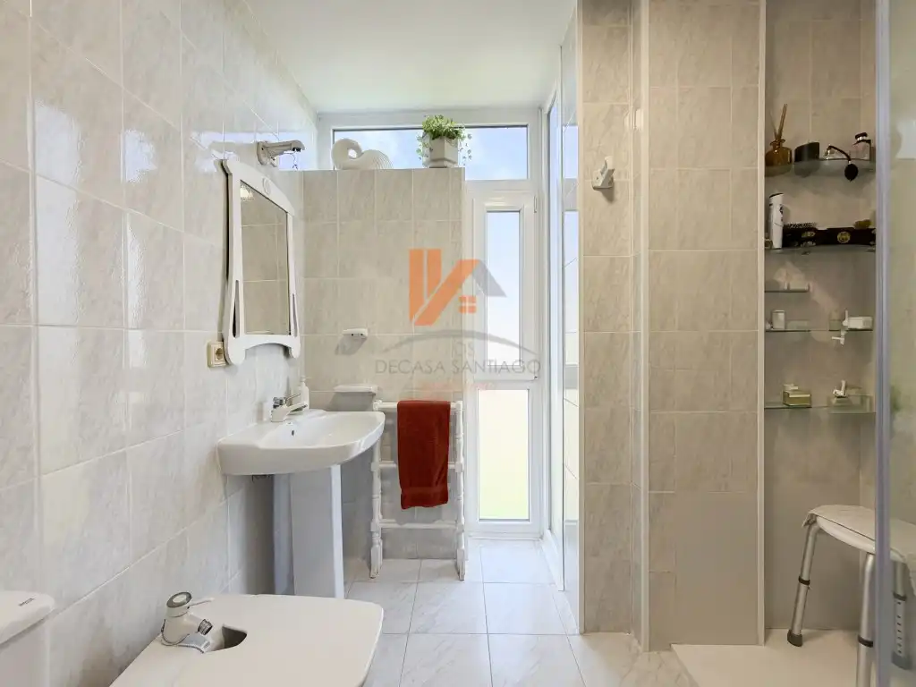 Baño de Casa adosada en venta en Brión con Jardín privado, Trastero y Horno