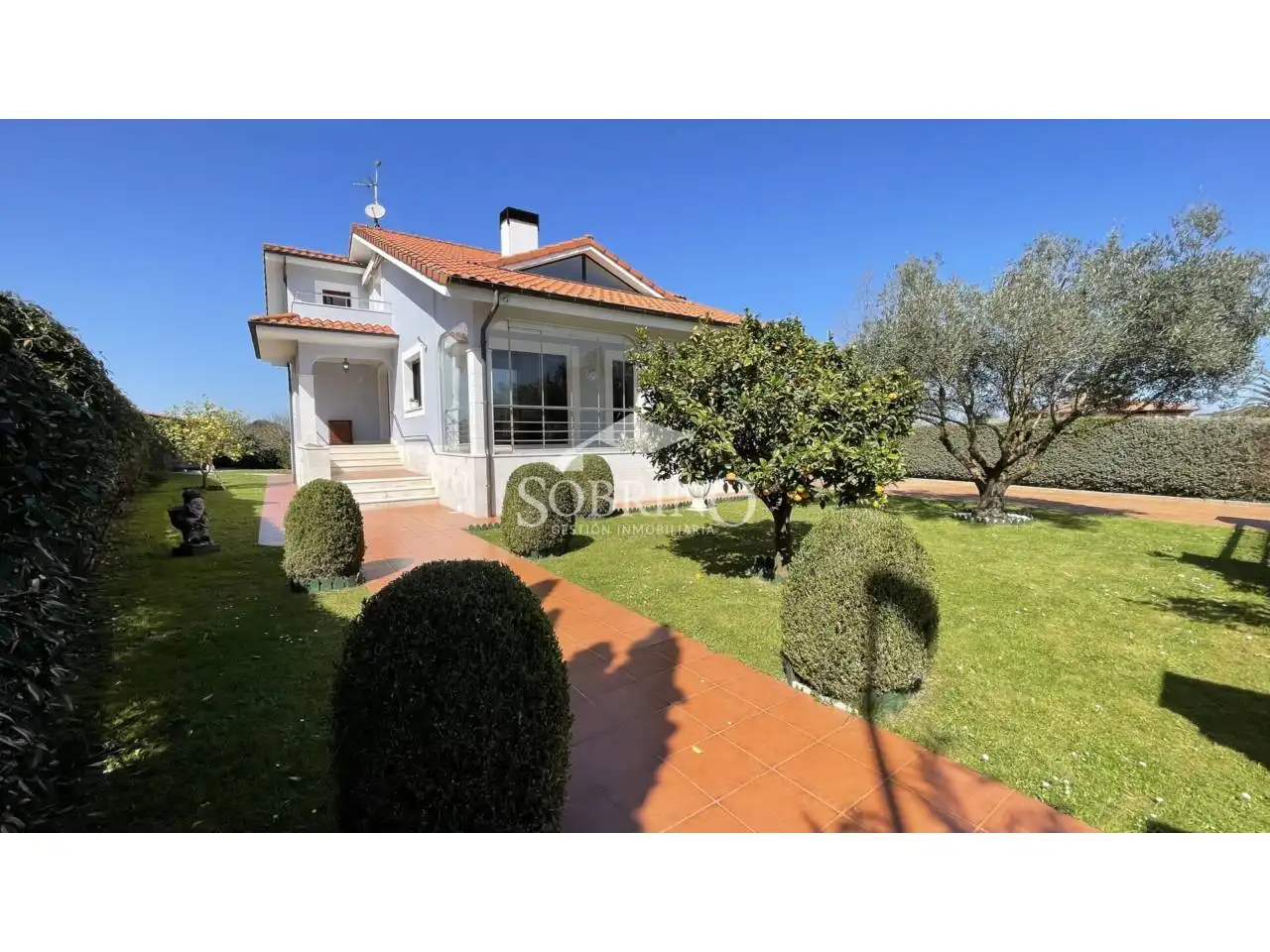 Vista exterior de Casa o xalet en venda en Llanes amb Calefacció, Jardí privat i Terrassa