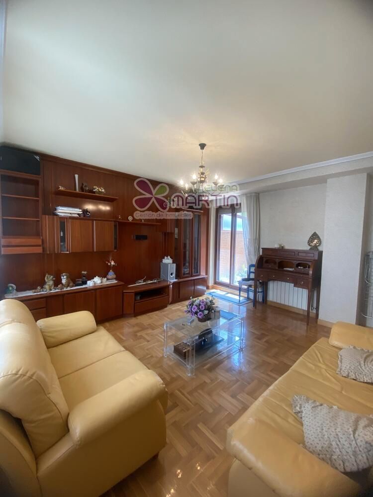 Sala d'estar de Casa adosada en venda en Burgos Capital amb Calefacció, Parquet i Traster