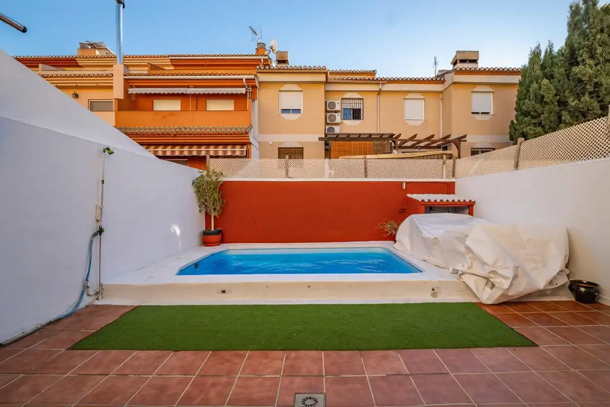 Piscina de Casa adosada en venda en Ogíjares amb Aire condicionat, Calefacció i Piscina