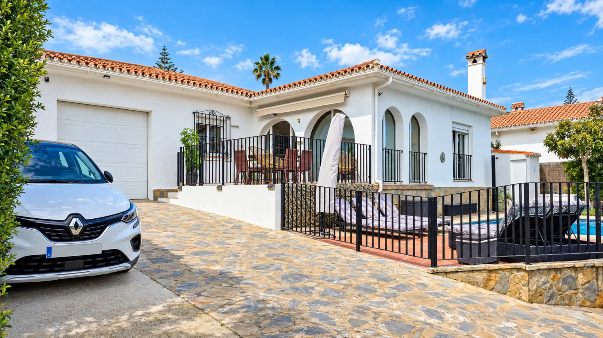 Exterior view of Houses for sale in La Duquesa