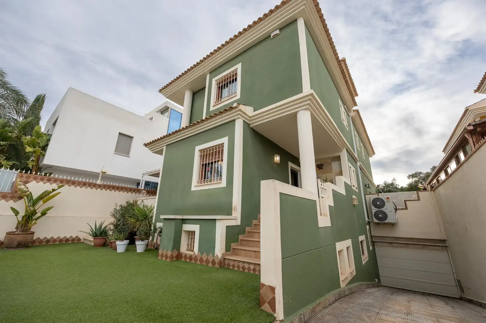 Villa con piscina in vendita a Avenida CONRADO ALBALADEJO