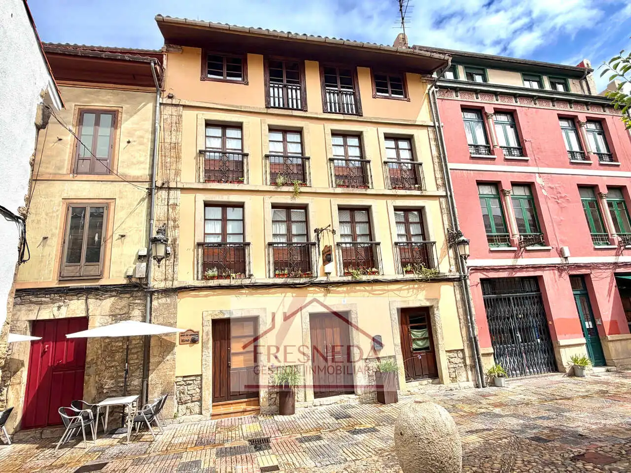 Außenansicht von Gebäude zum Verkauf in Avilés