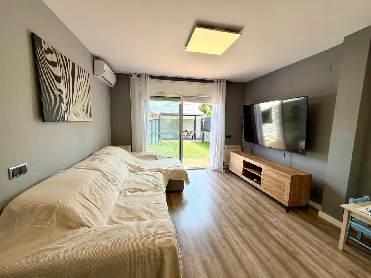 Sala de estar de Casa adosada en venta en Montcada i Reixac con Aire acondicionado, Calefacción y Jardín privado