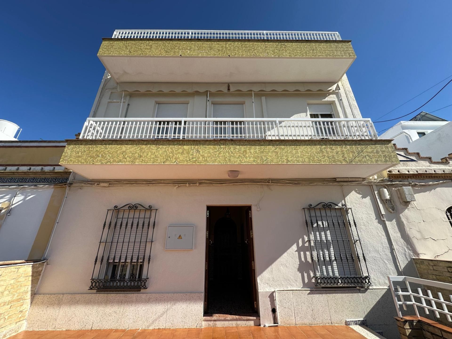 Vista exterior de Casa o xalet en venda en Morón de la Frontera amb Piscina