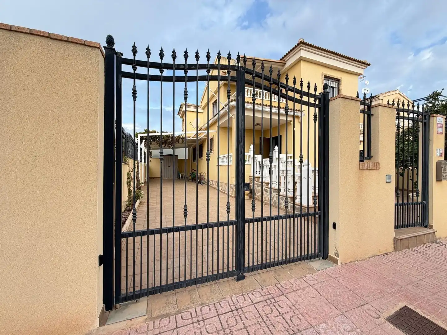 Vista exterior de Casa o chalet en venta en Orihuela Costa