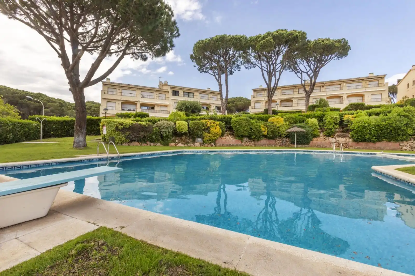 Schwimmbecken von Einfamilien-Reihenhaus zum Verkauf in Palafrugell mit Heizung, Terrasse und Abstellraum