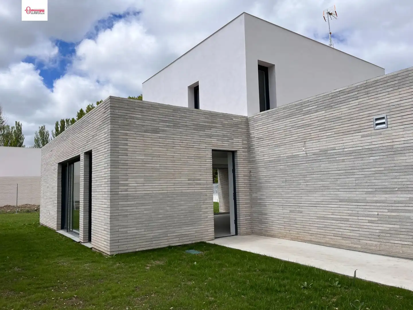 Vista exterior de Casa o xalet en venda en Burgos amb Calefacció, Jardí privat i Terrassa