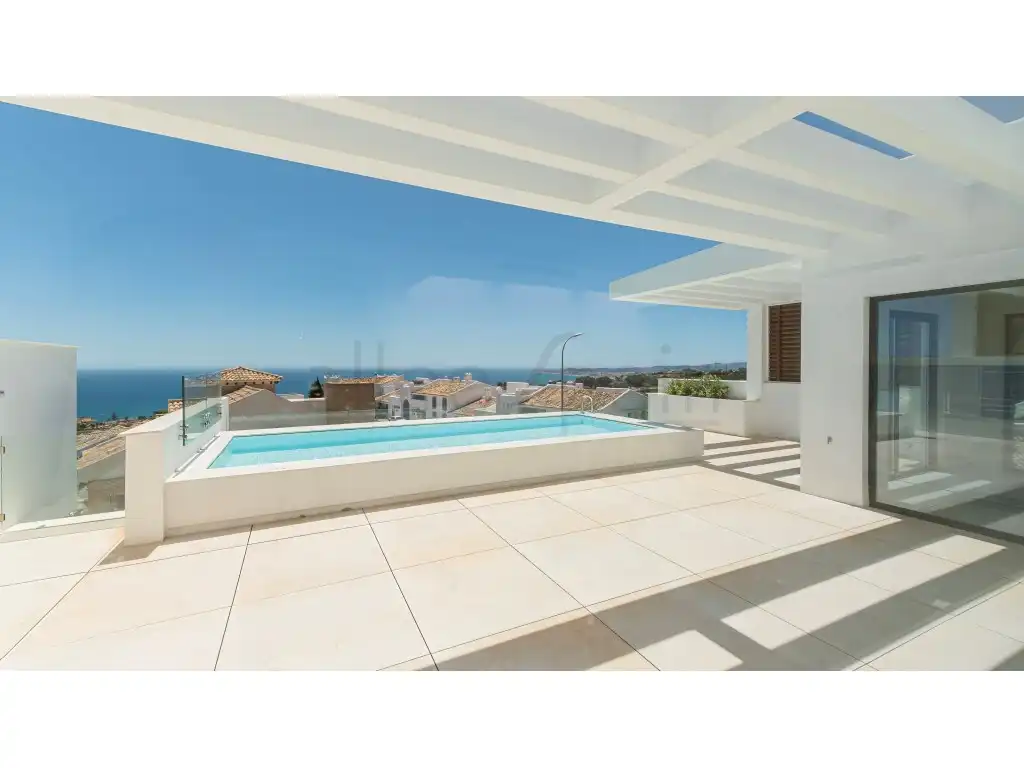 Vista exterior de Casa o xalet en venda en Benalmádena amb Aire condicionat, Jardí privat i Terrassa