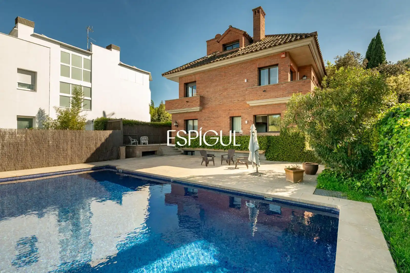 Swimming pool of Houses for sale in Sant Cugat del Vallès  with Air Conditioner, Heating and Storage room