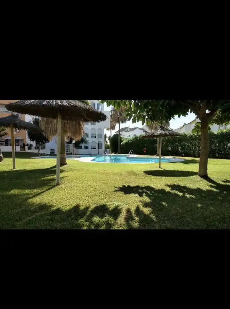 Schwimmbecken von Wohnung zur Miete in Estepona mit Klimaanlage und Schwimmbad