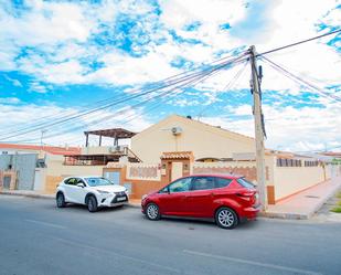 Vista exterior de Casa adosada en venda en Torrevieja amb Aire condicionat, Calefacció i Jardí privat