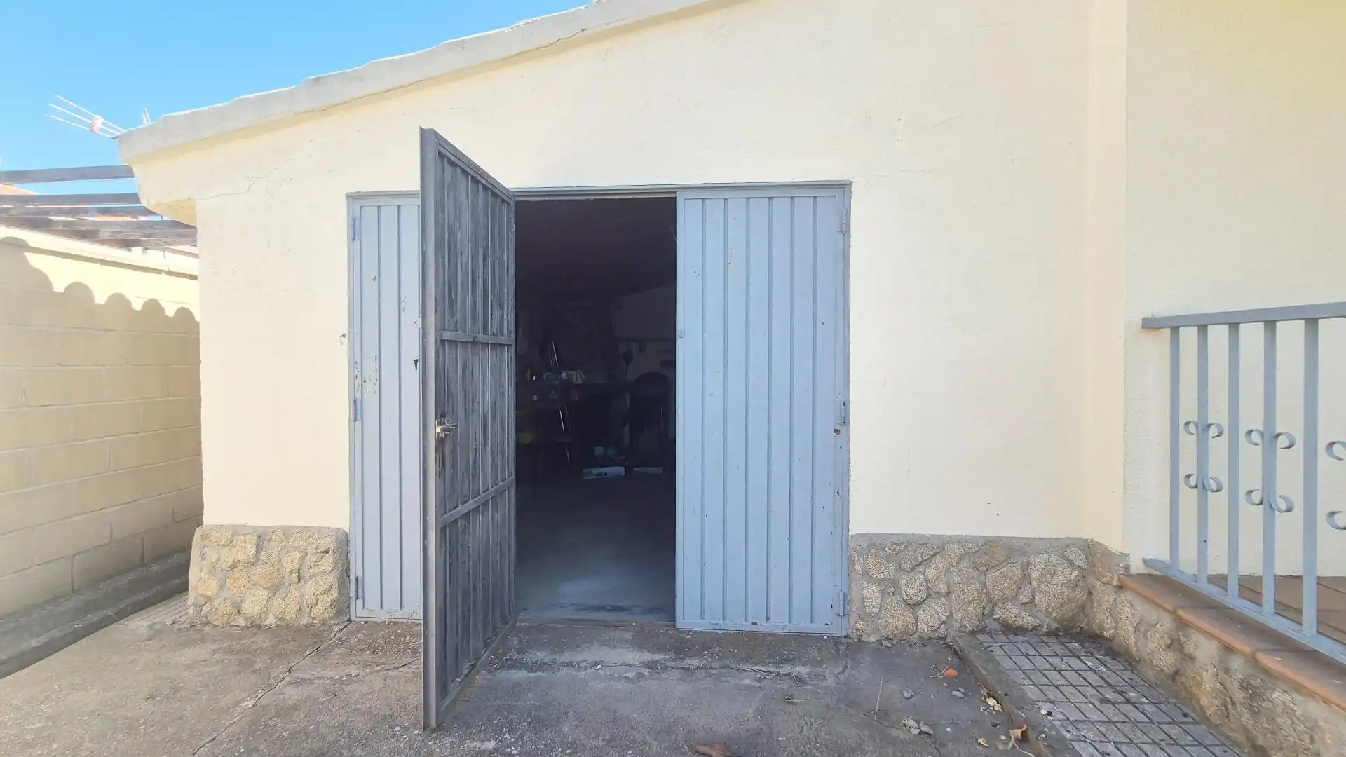Parking of Houses for sale in Calvarrasa de Abajo  with Heating, Storage room and Furnished