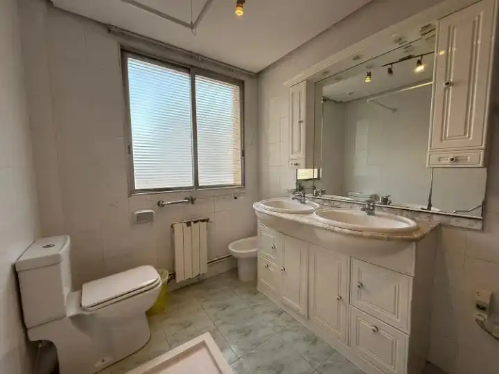 Baño de Piso en venta en Valencia con Aire acondicionado, Calefacción y Amueblado