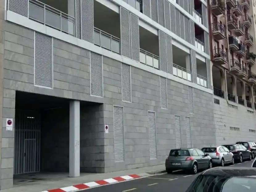 Vista exterior de Garatge de lloguer en Bilbao  amb Alarma