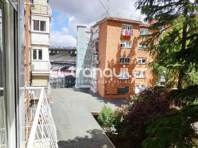 Vista exterior de Piso de alquiler en Madrid con Terraza, Amueblado y Lavadora