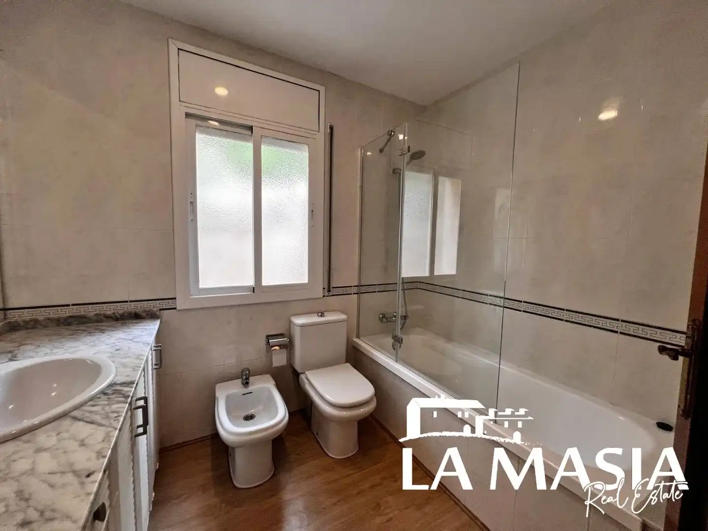 Badezimmer von Einfamilien-Reihenhaus zur Miete in Sitges mit Klimaanlage, Terrasse und Gemeinschaftspool
