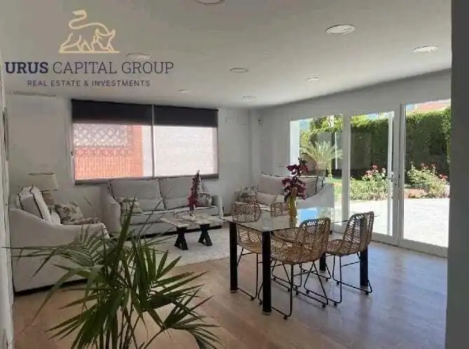 Sala d'estar de Casa adosada en venda en Córdoba amb Aire condicionat, Calefacció i Jardí privat
