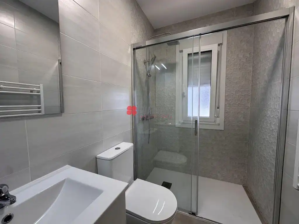 Baño de Piso en venta en A Estrada  con Calefacción, Trastero y Amueblado