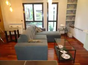 Sala d'estar de Pis de lloguer en Gijón  amb Calefacció, Parquet i Moblat