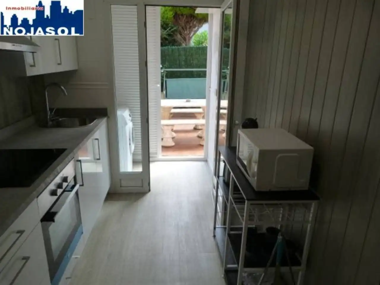 Cuina de Apartament de lloguer en Arnuero amb Calefacció, Jardí privat i Terrassa