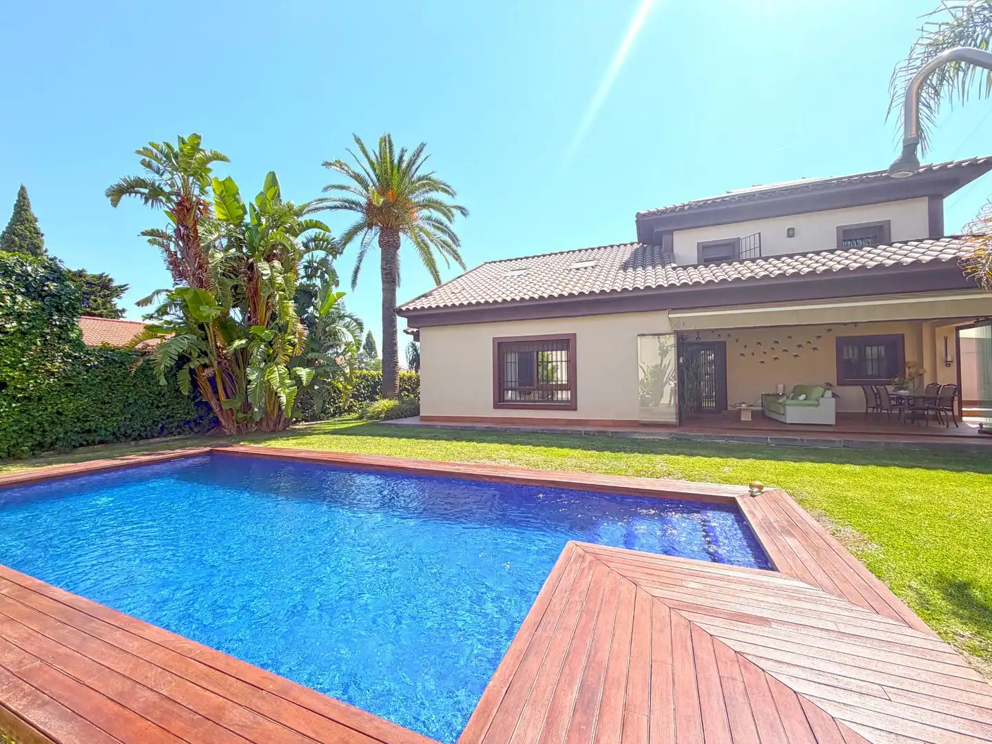Vista exterior de Casa o xalet en venda en Tomares amb Piscina comunitària