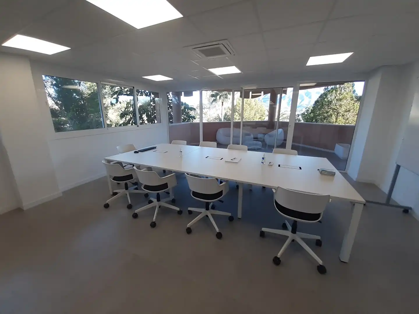 Office for rent in Marbella  with Air Conditioner and Furnished