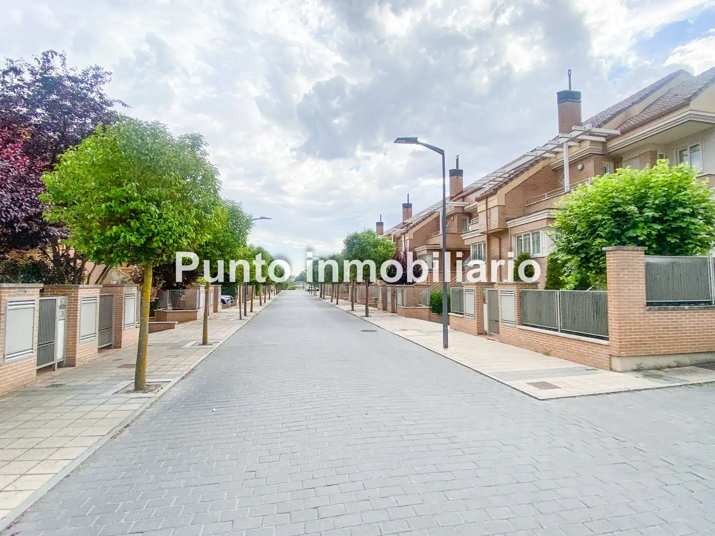 Vista exterior de Casa adosada de alquiler en Valladolid con Aire acondicionado, Calefacción y Jardín privado