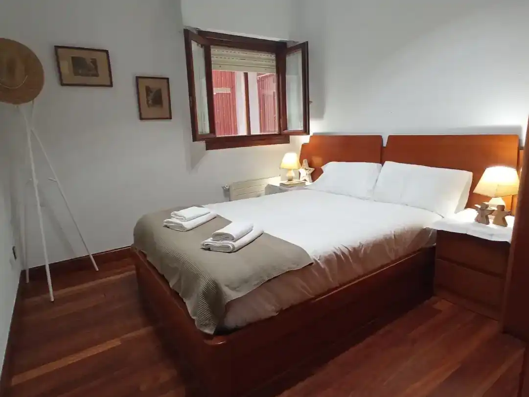 Schlafzimmer von Wohnung zur Miete in Bermeo mit Möbliert und Balkon