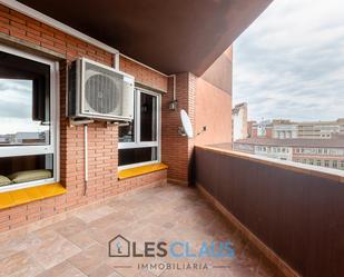 Exterior view of Flat for sale in  Barcelona Capital  with Air Conditioner, Furnished and Balcony