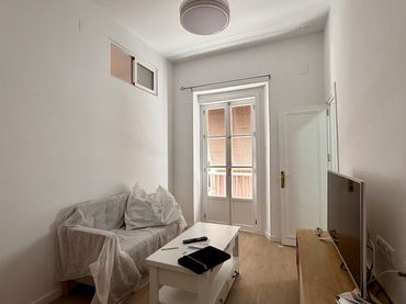 Flat with balcony to rent in Calle Sagasta