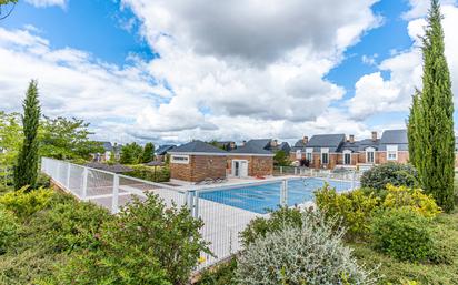 Piscina de Casa adosada en venda en Boadilla del Monte amb Aire condicionat