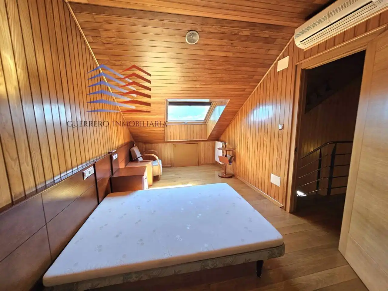Dormitori de Dúplex de lloguer en Ourense Capital  amb Calefacció, Parquet i Terrassa