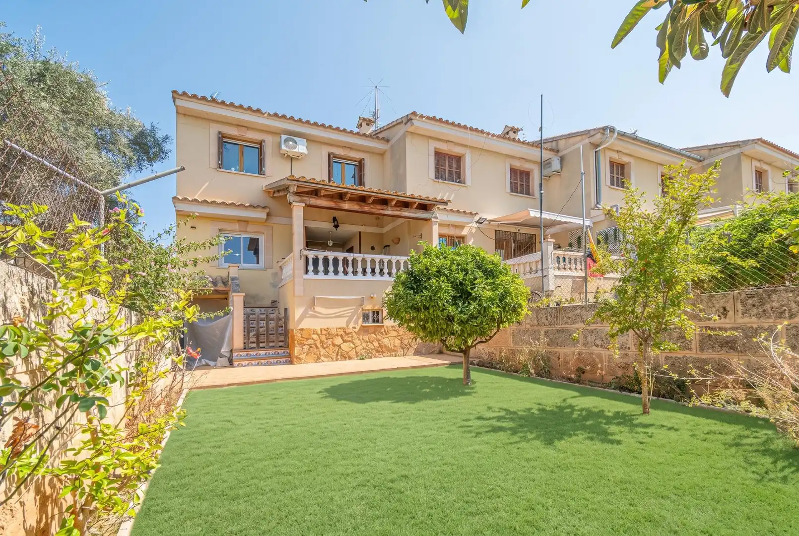 Casa aparellada amb terrassa en venda a Nord