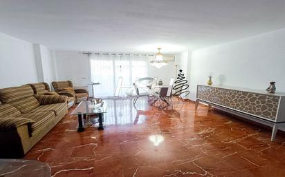 Sala d'estar de Casa adosada en venda en Burjassot amb Aire condicionat, Calefacció i Parquet