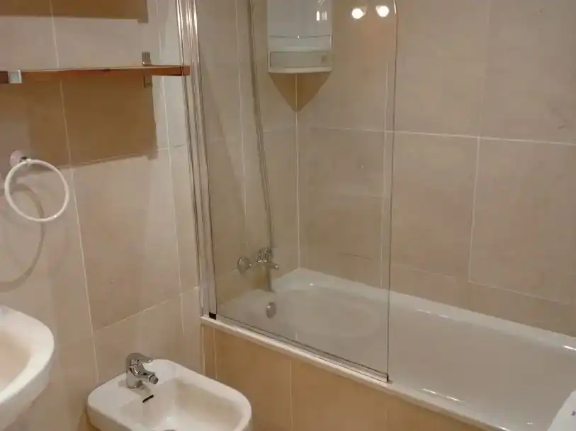 Badezimmer von Wohnung zur Miete in  Madrid Capital mit Klimaanlage und Schwimmbad
