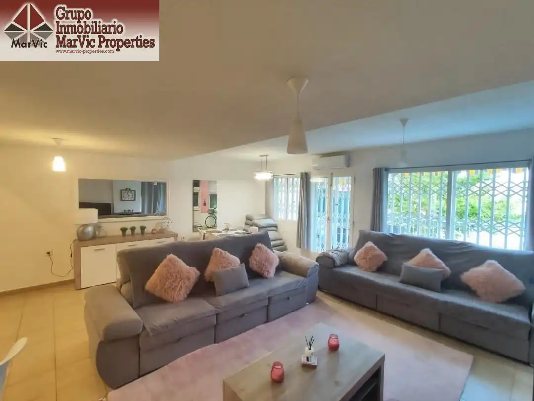 Sala d'estar de Casa o xalet en venda en Benidorm amb Terrassa, Piscina i Moblat