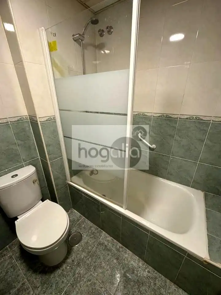 Badezimmer von Wohnung zur Miete in Sevilla mit Klimaanlage und Möbliert