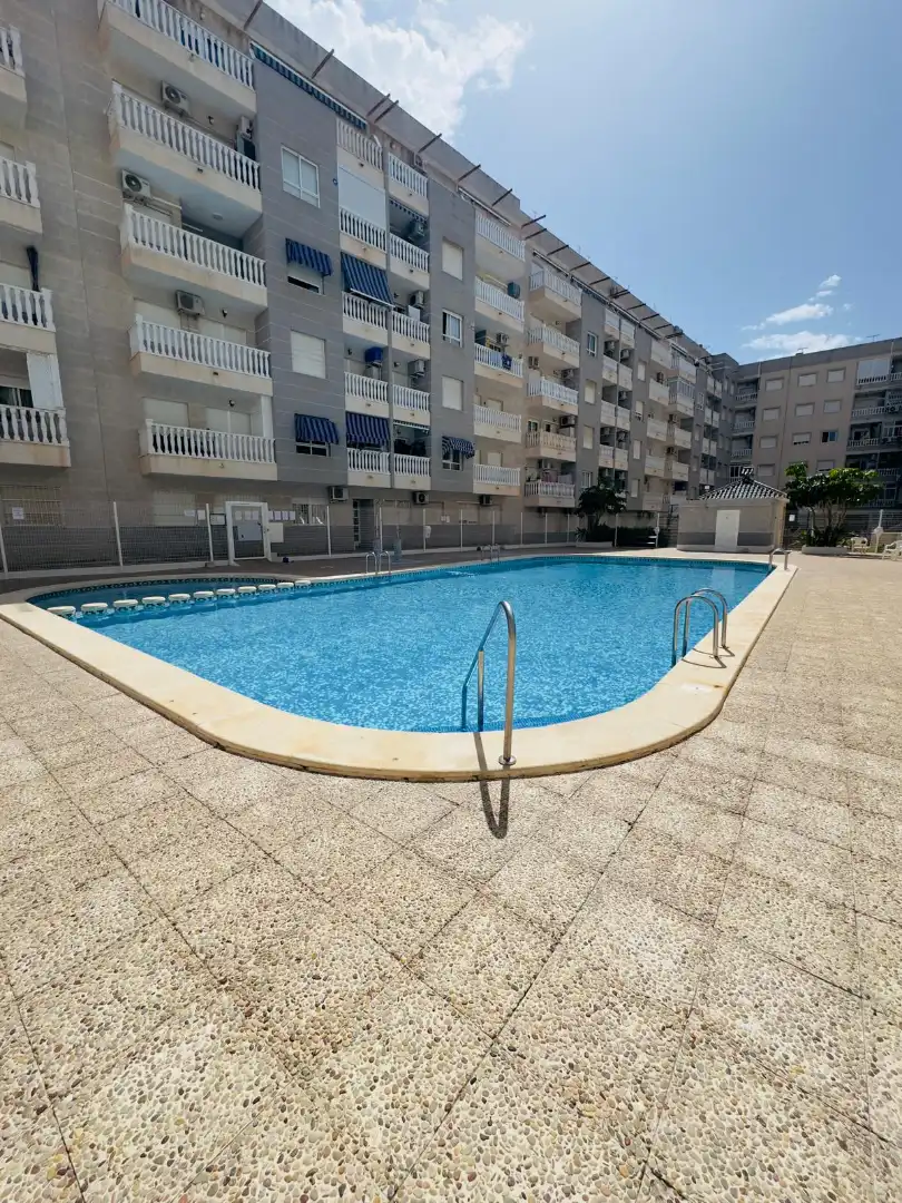 Schwimmbecken von Wohnung zum Verkauf in Torrevieja mit Klimaanlage, Heizung und Möbliert
