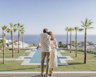 Vista exterior de Casa o xalet en venda en Benalmádena amb Aire condicionat, Terrassa i Piscina