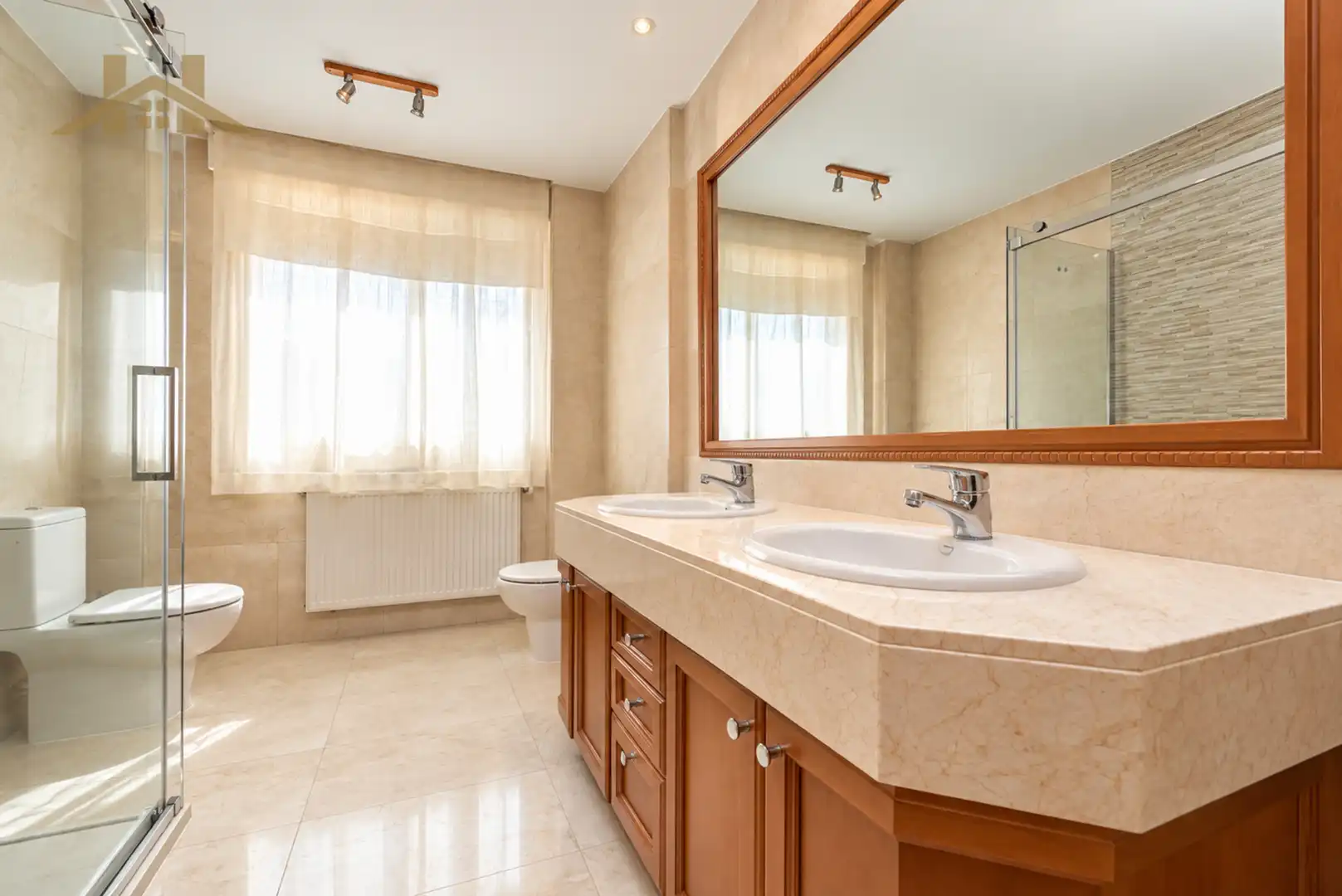 Baño de Casa adosada en venta en Majadahonda con Aire acondicionado, Calefacción y Jardín privado