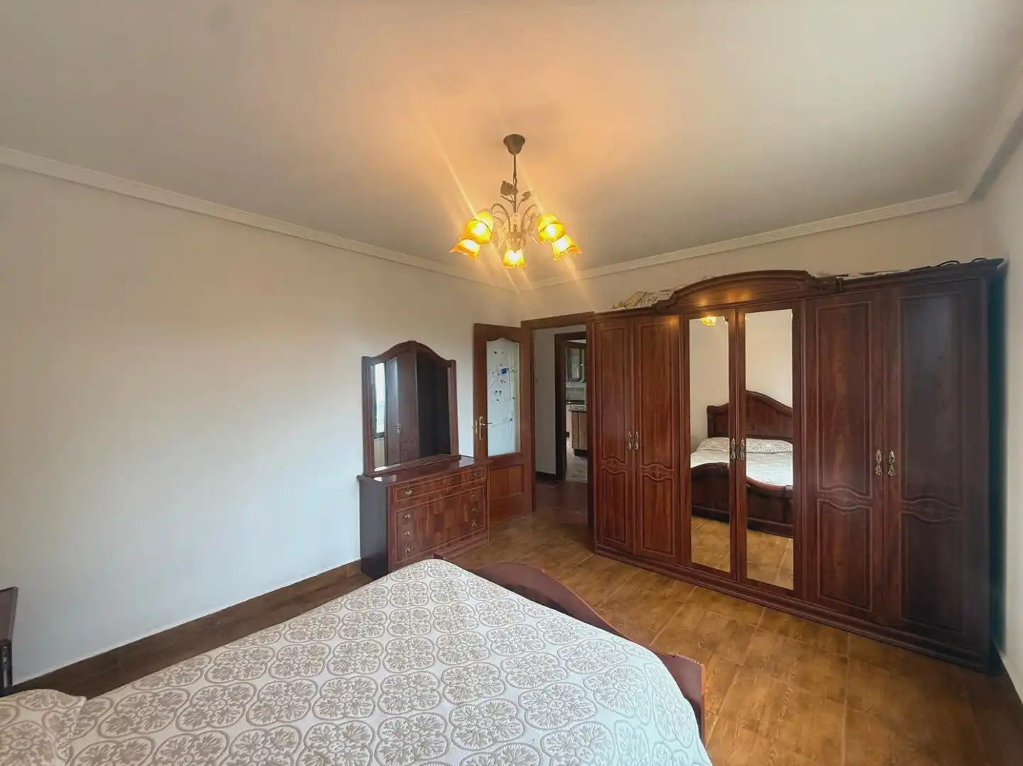 Habitación de Casa adosada en venta en Avilés con Calefacción, Jardín privado y Terraza