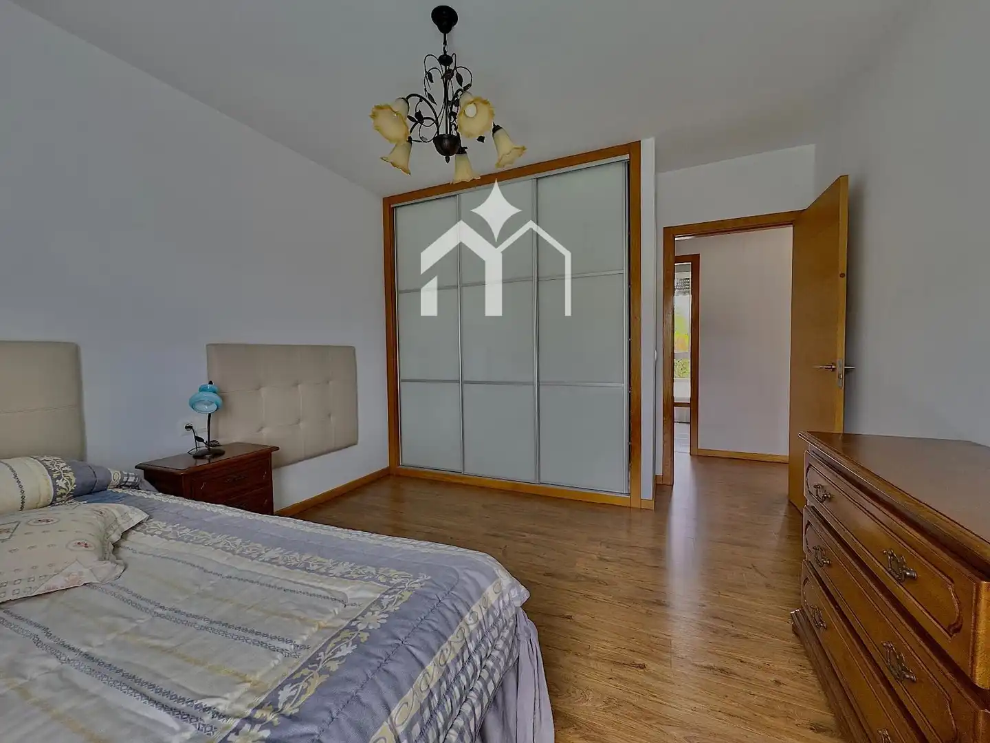 Dormitori de Casa o xalet en venda en Cangas  amb Calefacció, Parquet i Terrassa
