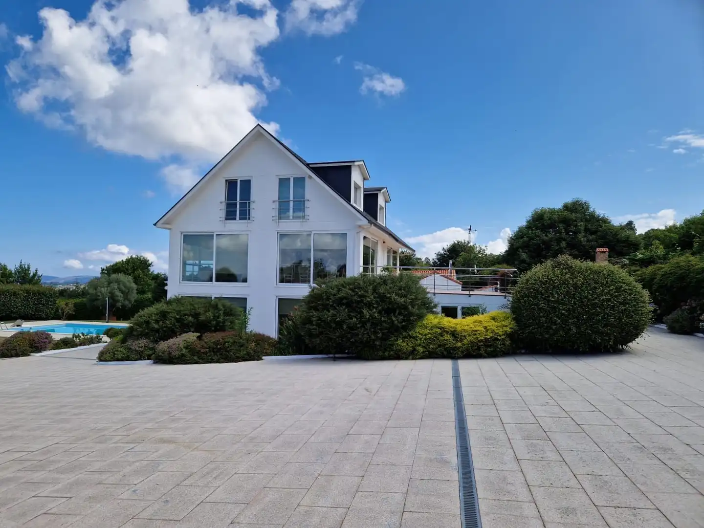 Vista exterior de Casa o xalet en venda en Oleiros amb Calefacció, Jardí privat i Terrassa