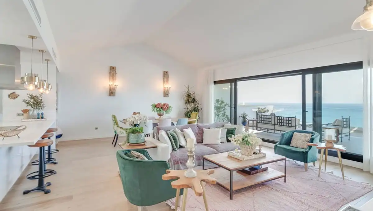 Sala de estar de Ático en venta en La Alcaidesa con Aire acondicionado, Calefacción y Jardín privado