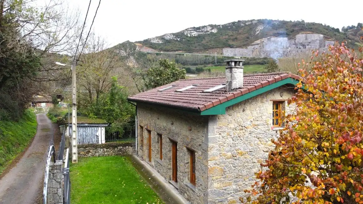 Vista exterior de Casa o xalet en venda en Oviedo  amb Moblat