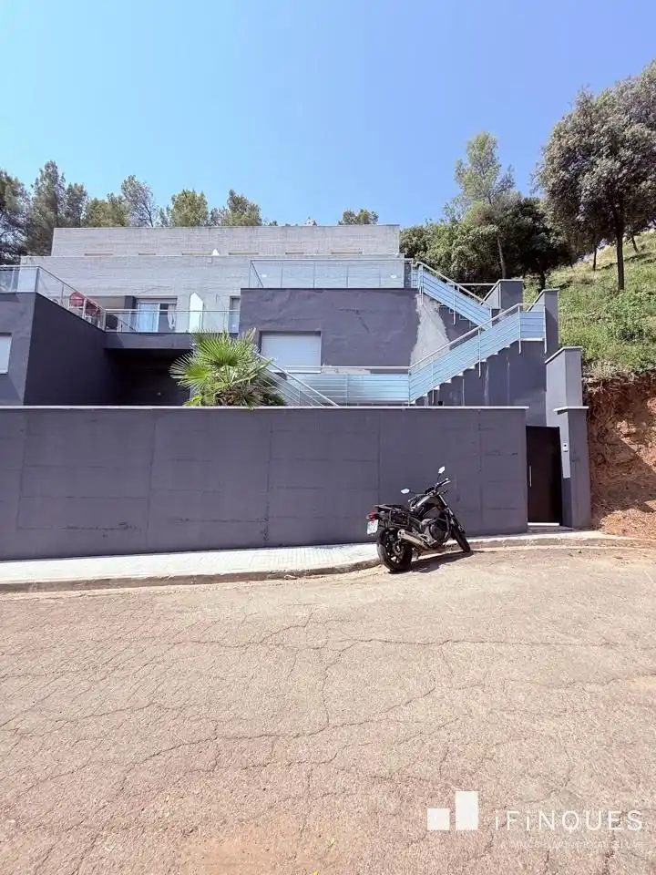 Vista exterior de Casa adosada en venda en Castellar del Vallès amb Jardí privat, Terrassa i Balcó